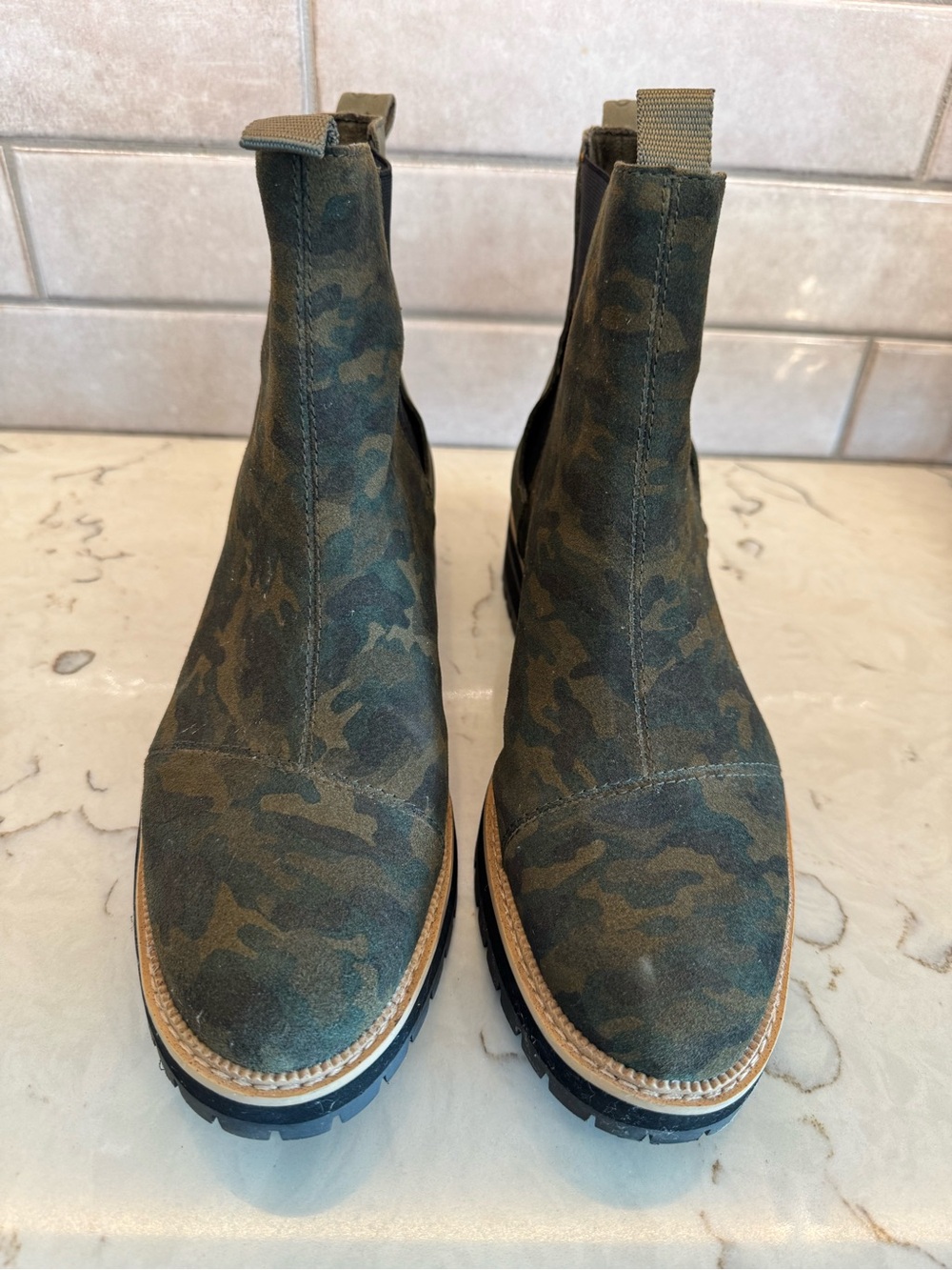 Tom’s Women’s Chelsea Boots in Olive Camo Sz 12